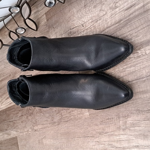 Leather side zip ankle booties - Picture 2 of 11